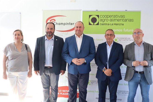 El consejero de Agricultura, Ganadería y Desarrollo Rural, Julián Martínez Lizán, con Champinter