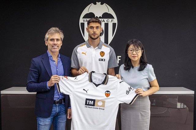 El ucraniano Roman Yaremchuk firma con el Valencia.
