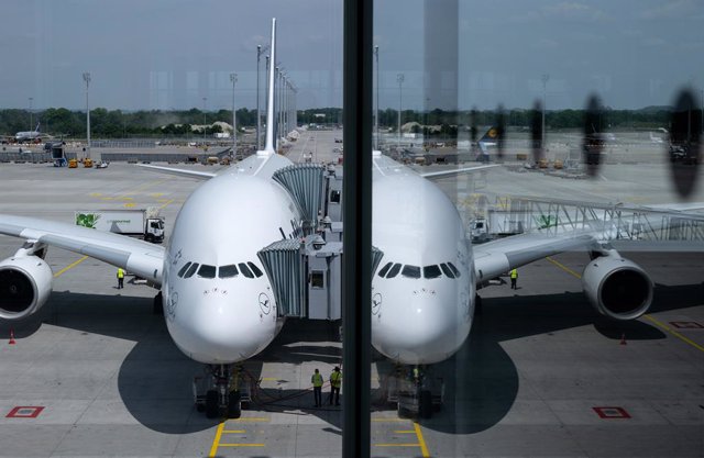 Archivo - 01 June 2023, Bavaria, Munich: A Lufthansa Airbus A380 aircraft stands at the gate at the airport prior to departure for Boston. 