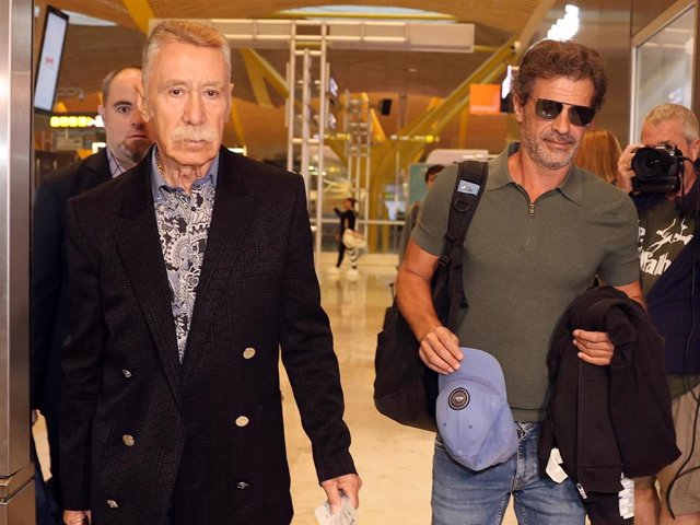 RODOLFO SANCHO Y SU ABOGADO, MARCOS GARCÍA MONTES, EN EL AEROPUERTO DE MADRID