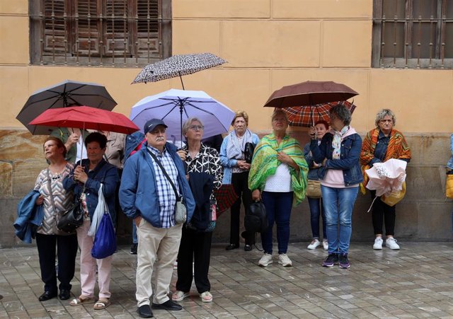 Archivo - Cientos de turistas se resguardan de la lluvia en Málaga, (Andalucía, España). (Foto de archivo).