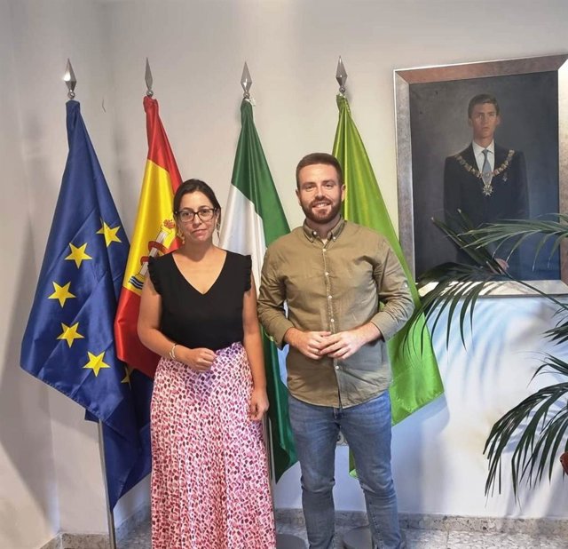 La diputada de Cultura y Deportes de Jaén, África Colomo, y el alcalde de Bedmar, Enrique Carreras.