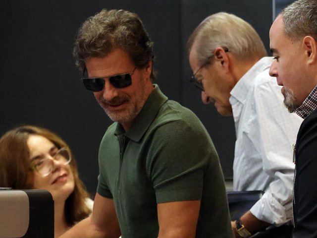 RODOLFO SANCHO FACTURANDO EN EL AEROPUERTO DE MADRID ANTES DE PONER RUMBO A TAILANDIA