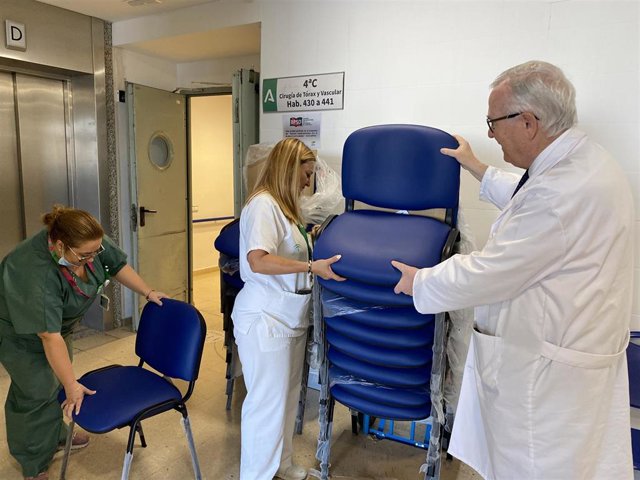Nuevas sillas para familiares de pacientes en el Hospital Universitario de Jaén