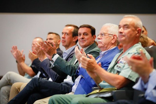 El presidente de Diputación de Almería, Javier A. García, asiste a la presentación del documental 'Un destino en Monte Arruit'.