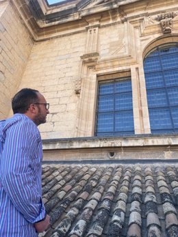 El delegado territorial de Turismo, Cultura y Deporte en Jaén, José Ayala,  en su visita a los trabajos de restauración de las vidrieras de la Catedral de la capital