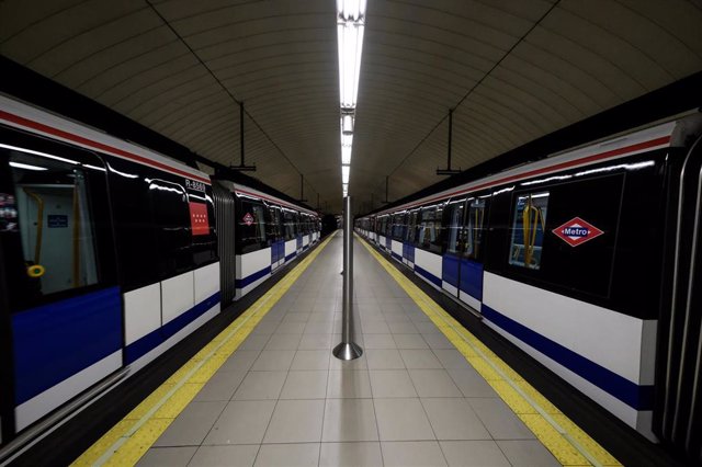 Archivo - Dos trenes efectúan parada en una de las estaciones de Metro de Madrid.