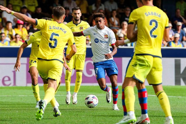 Lamine Yamal conduce la pelota en el Villarreal-FC Barcelona de LaLiga EA Sports 2023-2024