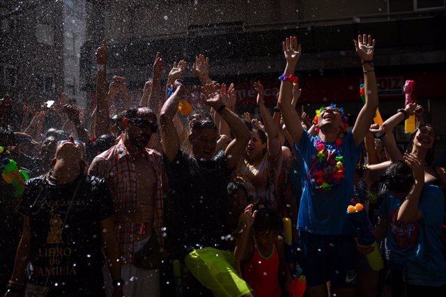 Numerosas personas se mojan durante la Fiesta del Agua a cargo de Fran García, el 'Freddie Mercury vilagarciano', a 16 de agosto de 2023, en Vilagarcía de Arousa, Pontevedra, Galicia (España). 