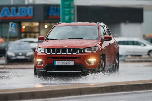 Un coche circula bajo la lluvia, a 2 de septiembre de 2023, en Castellón