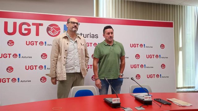 El secretario general de UGT Asturias, Javier Fernández Lanero, junto al director académico de la Escuela Internacional de Verano Manuel Fernández López 'Lito', Luis Antonio Fernández Villazón