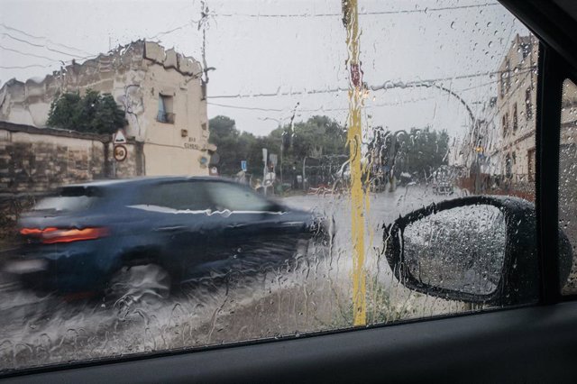 Un coche circula bajo la lluvia, a 2 de septiembre de 2023, en Castellón