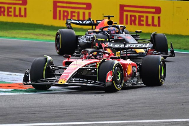 Carlos Sainz y Max Verstappen, en un lance del GP de Italia 2023.