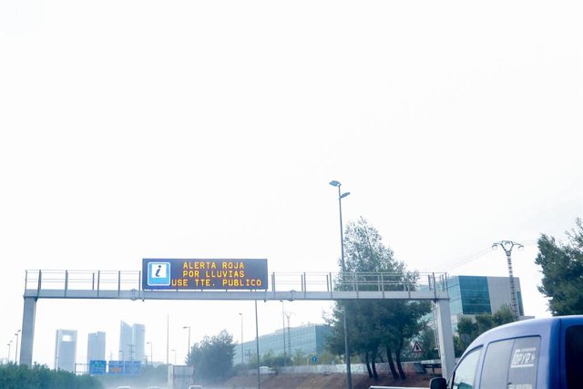 Aviso en la carretera por la lluvia,  en Madrid
