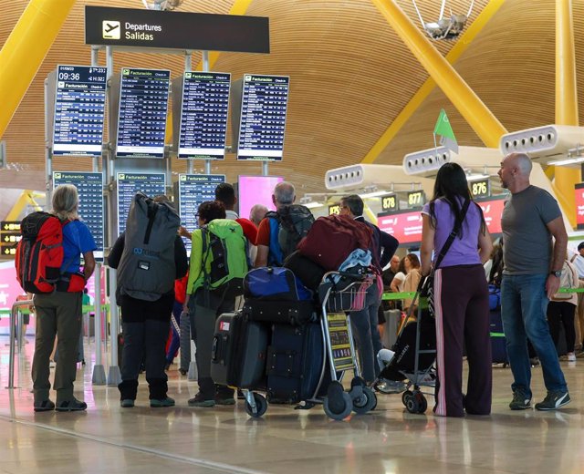 Varias personas con maletas en el Aeropuerto Adolfo Suárez-Madrid Barajas, a 1 de septiembre de 2023, en Madrid (España). 