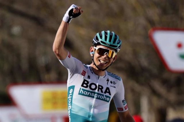 Lennard Kämna (BORA-hansgrohe) celebra un triunfo de etapa.