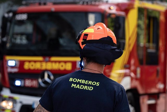 Imagen de archivo de un bombero en el exterior del Centro Comercial Castellana 200, Madrid