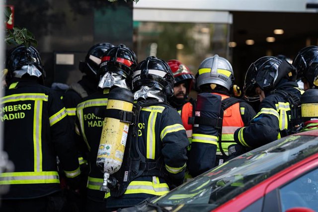 Varios bomberos en el exterior del Centro Comercial Castellana 200, a 29 de agosto de 2023, en Madrid (España). El centro comercial Castellana 200, situado en ese número de la conocida avenida madrileña, ha sido desalojado este mediodía tras incendiarse u