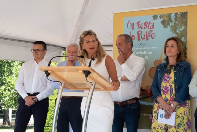 La vicepresidenta segunda del Gobierno, Yolanda Díaz, interviene durante la 61 Fiesta del Pulpo de Carballiño, en el ayuntamiento, a 13 de agosto de 2023, en O Carballiño, Ourense, Galicia (España).