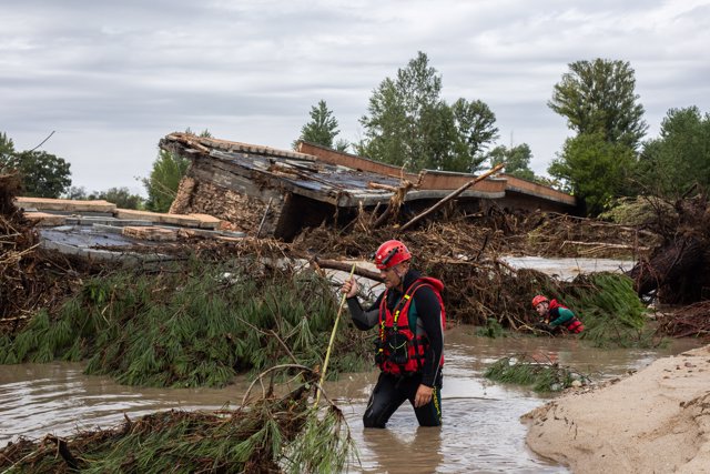 Una persona en el puente de la Pedrera, colapsado a causa de la DANA, en el municipio de Aldea del Fresno, a 4 de septiembre de 2023, en Aldea del Fresno, Madrid (España). 