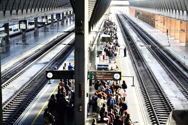 Usuarios afectados por los retrasos en la línea de alta velocidad esperan en los andenes de Santa Justa.