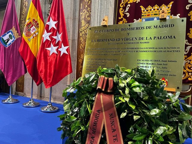 Momento del homenaje a los bomberos fallecidos en el incendio de Almacenes Arias.