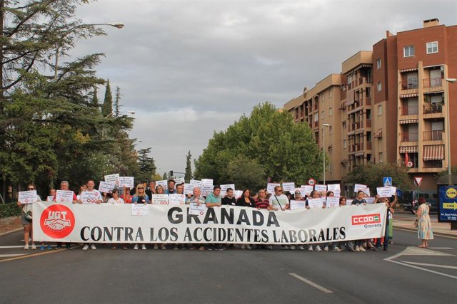 Concentración sindical tras la muerte de un trabajador en Alhendín (Granada)