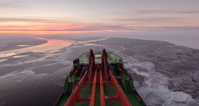 El buque de investigación Akademik Tryoshnikov navega en el Océano Ártico en un crucero científico de 2021 en el programa del Sistema de Observación de las Cuencas de Nansen y Amundsen.