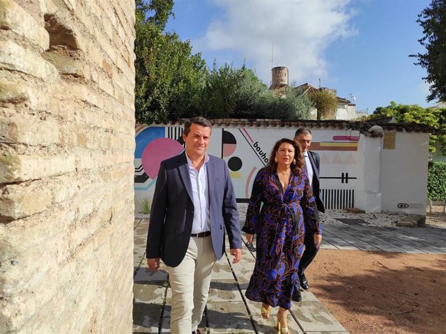 La consejera de Agricultura, Pesca, Agua y Desarrollo Rural, Carmen Crespo, junto al alcalde de Córdoba, José María Bellido.