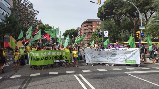 Uns manifestants tallen la Via Augusta de Barcelona