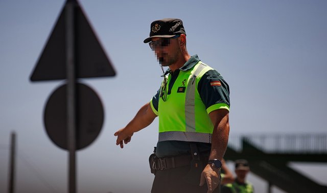 Archivo - Un agente de la Guardia Civil durante un control de la DGT en las carreteras andaluzas