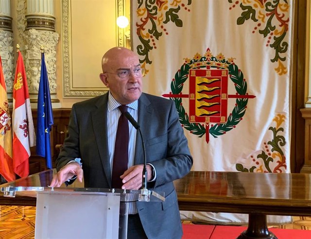 El alcalde de Valladolid, Jesús Julio Carnero, en rueda de prensa tras el Consejo de Administración de la SVAV.