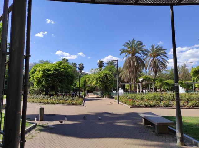 Archivo - El Parque Juan Carlos I, visto desde una de las entradas en la calle Antonio Maura.