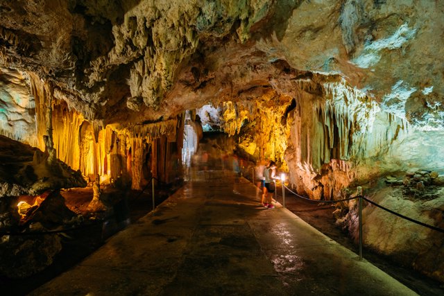 Explorar las cuevas de Nerja
