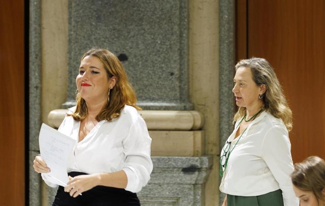 La secretaria de Estado de Igualdad y contra la Violencia de Género en funciones, Ángela Rodríguez 'Pam' (i) y la delegada del Gobierno contra la Violencia de Género, Victoria Rosell (d), a su llegada a una rueda de prensa.
