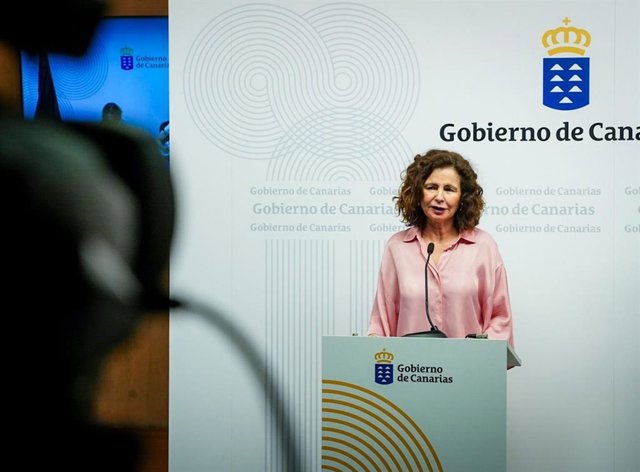 La consejera de Hacienda del Gobierno de Canarias, Matilde Asián, en rueda de prensa