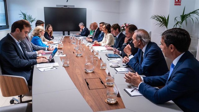 La ministra de Asuntos Económicos y Transformación Digital, Nadia Calviño, y los presidentes de las principales entidades bancarias españolas, reunidos este lunes 4 de septiembre en Madrid.