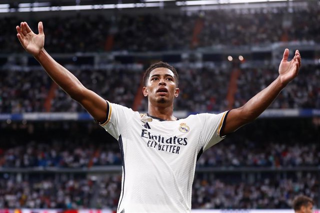 El centrocampista del Real Madrid Jude Bellingham celebra un gol ante el Getafe en LaLiga EA Sports 2023-2024, en un partido disputado en el Santiago Bernabéu. 