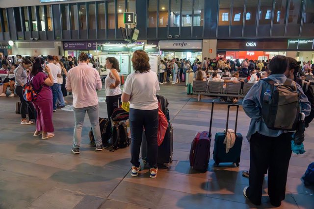 Cientos de usuarios de la línea Madrid-Sevilla afectados por los retrasos en la estación de Santa Justa.