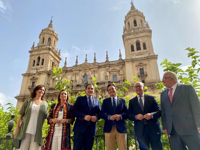 Nieto (3i), en su visita al Ayuntamiento de Jaén.