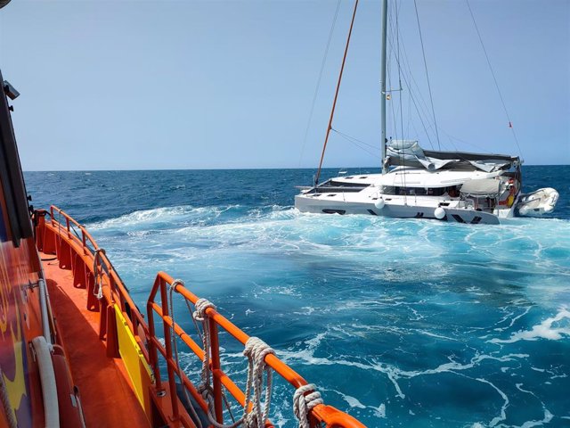 Catamarán rescatado por Salvamento y remolcado al Puerto de Motril