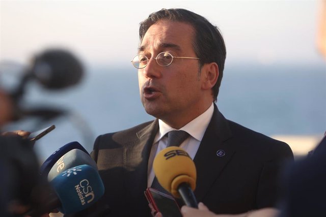 El ministro de Asuntos Exteriores, José Manuel Albares, atiende a los medios en Cádiz