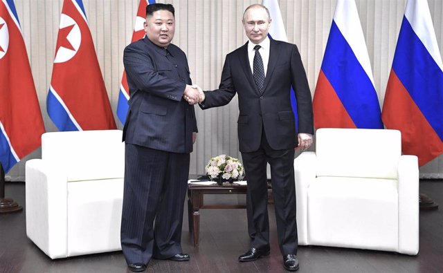 Archivo - El presidente de Rusia, Vladimir Putin, y el mandatario norcoreano Kim Jong Un