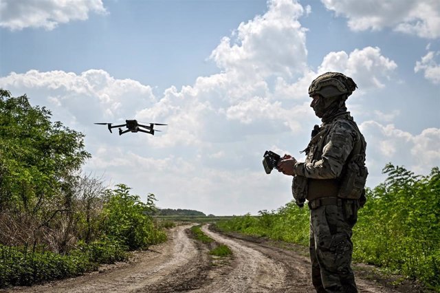 Archivo - Un militar ucraniano operando un dron