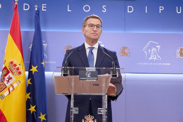 El presidente del PP, Alberto Núñez Feijóo, durante una rueda de prensa tras la reunión con el presidente del Gobierno en funciones y líder del PSOE, en el Congreso de los Diputados, a 30 de agosto de 2023, en Madrid (España). 