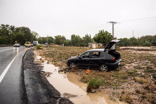 Agentes de la Unidad Cinológica Central sumergidos en una de las inundaciones causa de la DANA, en el municipio de Aldea del Fresno, a 4 de septiembre de 2023, en Aldea del Fresno