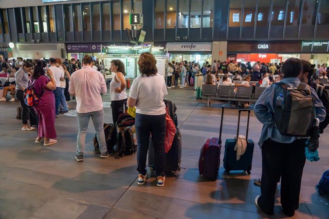 Cientos de usuarios de la línea Madrid-Sevilla afectados por los retrasos en la estación de Santa Justa