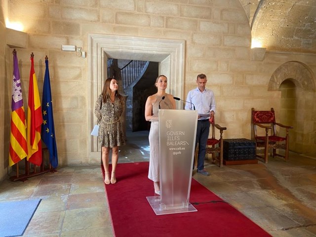 La presidenta del Govern, Marga Prohens, en rueda de prensa en Consolat de Mar.