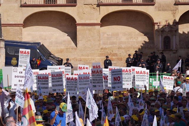 Manifestación en protesta por el impacto de las políticas de la UE en el campo andaluz y con ocasión de la reunión de los ministros de Agricultura europeos.