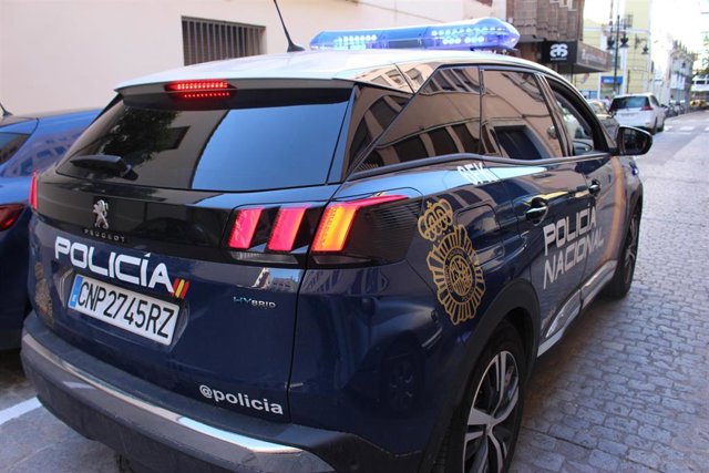 Archivo - Valencia.- Sucesos.- Detenido un hombre tras apuñalar a otro que ayudaba a un anciano con andador a entrar a su portal